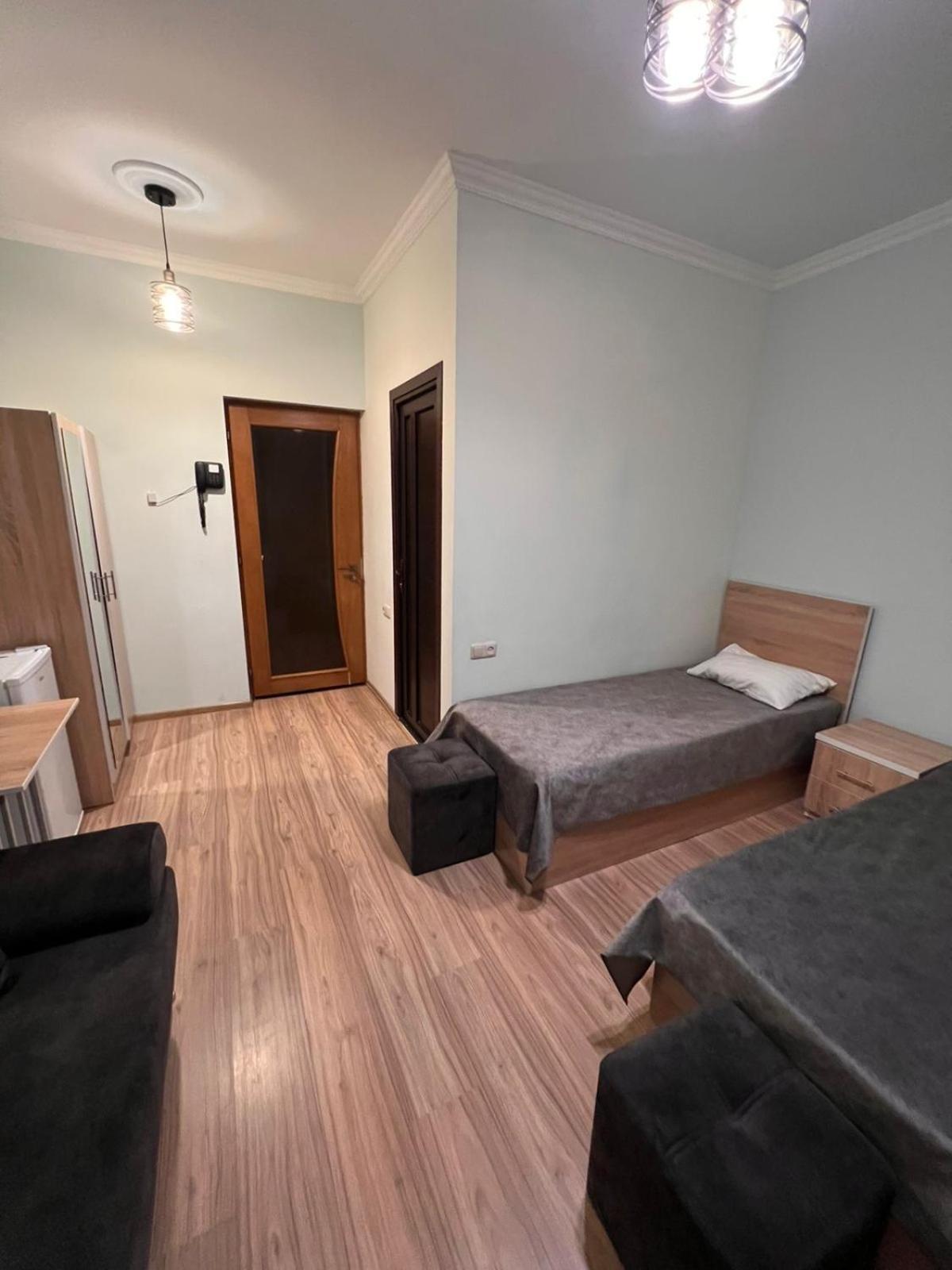 Decca Hotel エレバン エクステリア 写真