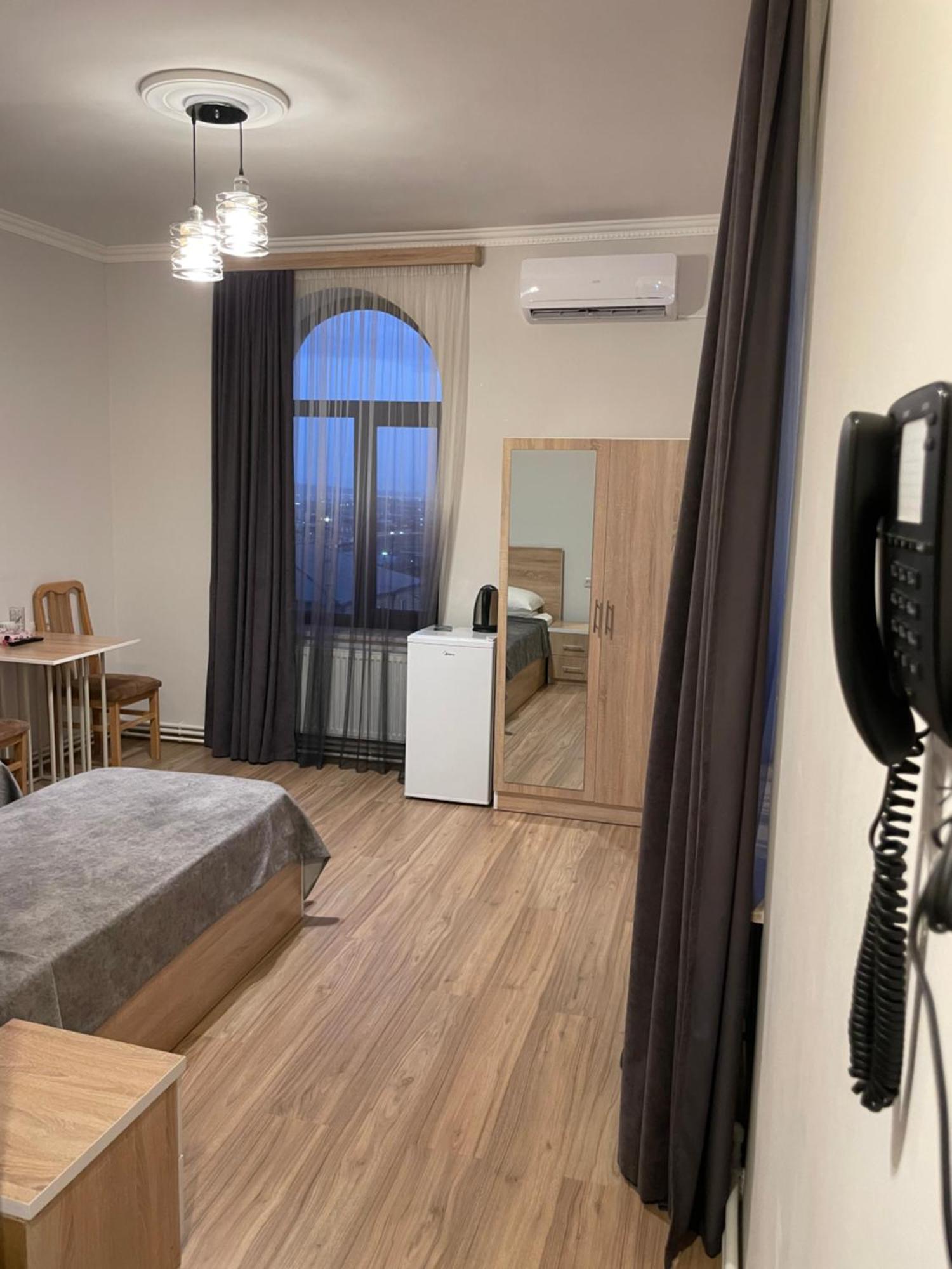 Decca Hotel エレバン エクステリア 写真